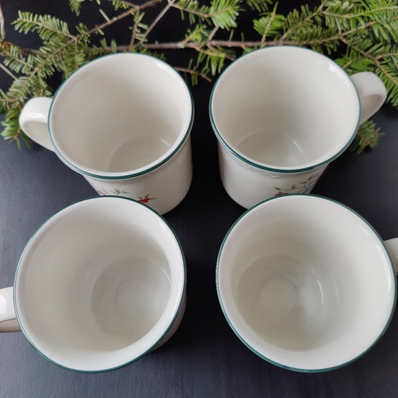 4 Pfaltzgraff 12 oz mugs | Christmas 🎄 themed Winterberry pattern - Picture 6 of 9